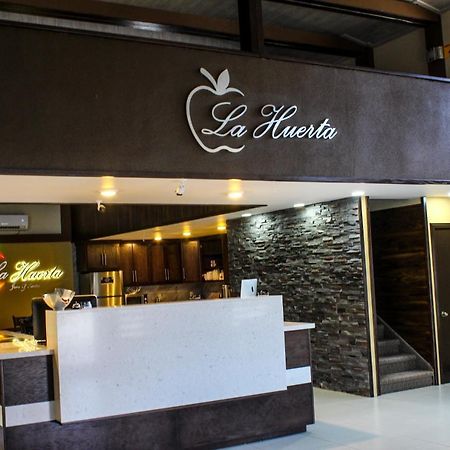 Cuauhtémoc La Huerta Inn & Suites מראה חיצוני תמונה