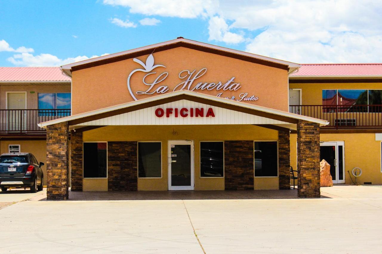 Cuauhtémoc La Huerta Inn & Suites מראה חיצוני תמונה