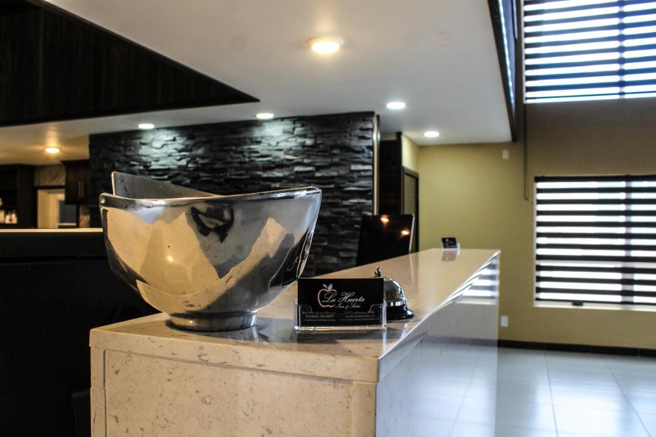 Cuauhtémoc La Huerta Inn & Suites מראה חיצוני תמונה