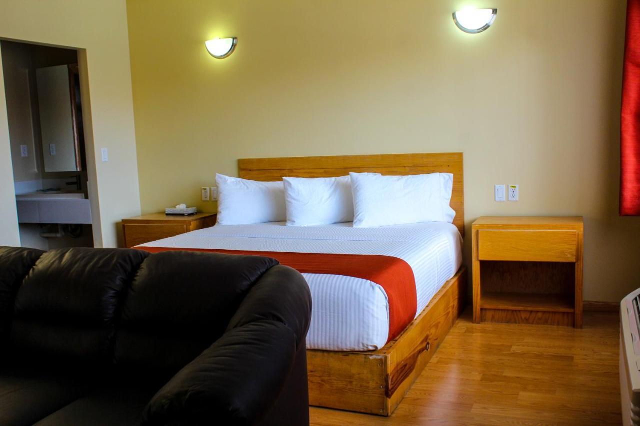 Cuauhtémoc La Huerta Inn & Suites מראה חיצוני תמונה
