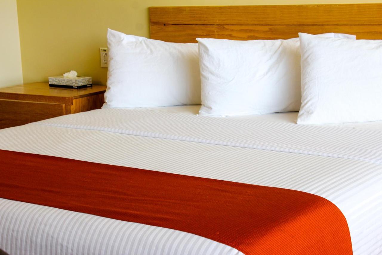Cuauhtémoc La Huerta Inn & Suites מראה חיצוני תמונה