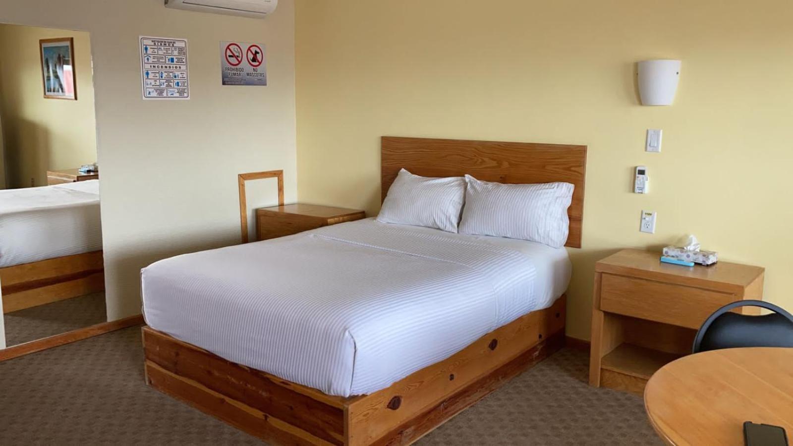 Cuauhtémoc La Huerta Inn & Suites חדר תמונה
