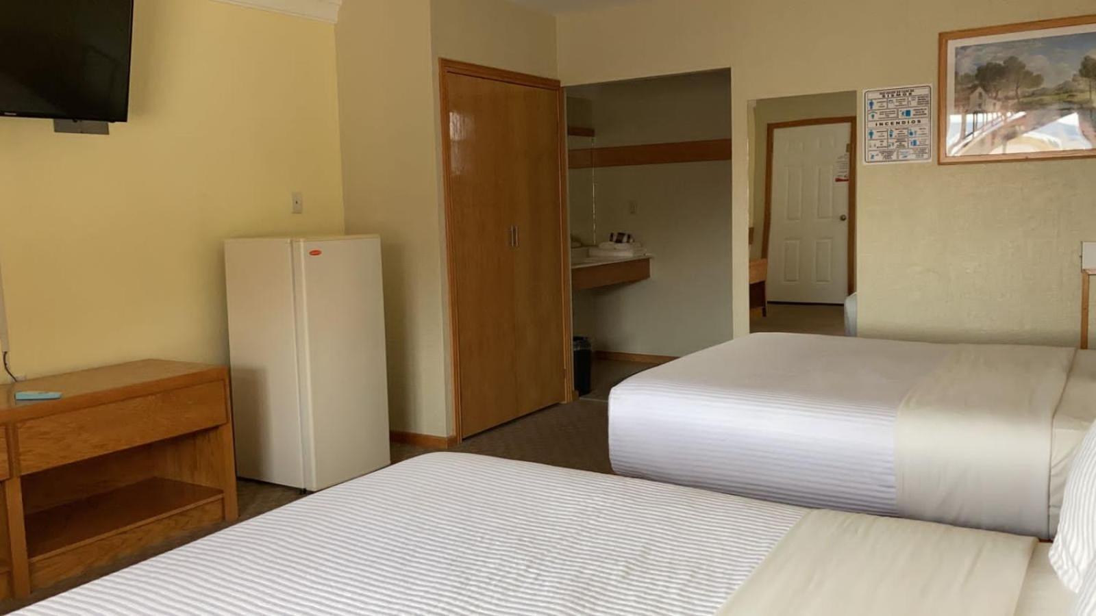 Cuauhtémoc La Huerta Inn & Suites חדר תמונה