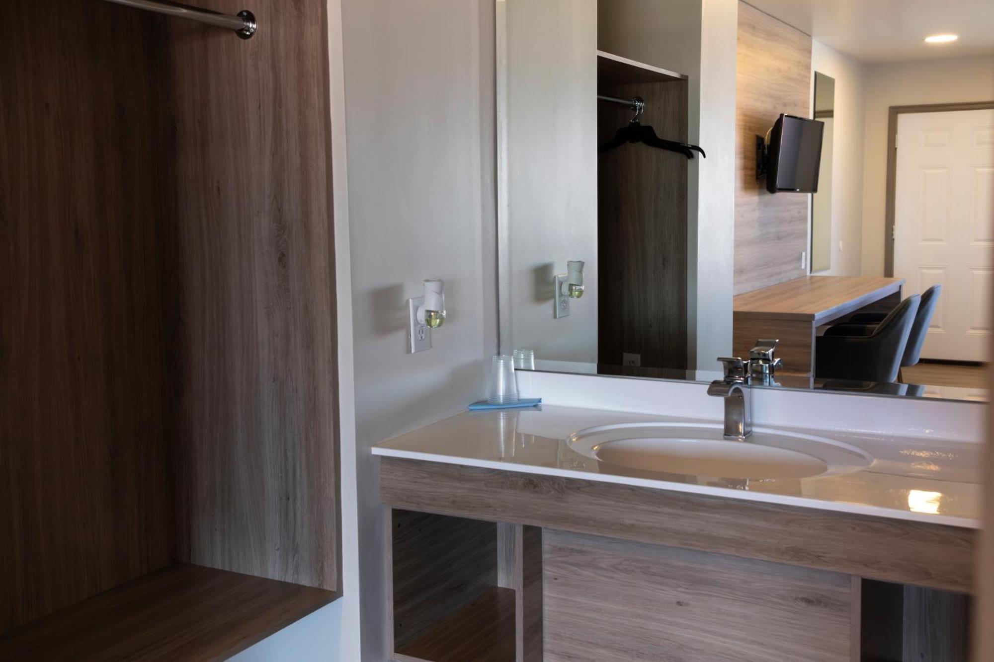 Cuauhtémoc La Huerta Inn & Suites מראה חיצוני תמונה